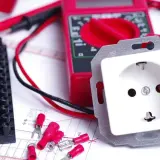 Werkzeug für elektrische Installationen: Steckdose, Multimeter für Iso-Messung, Klemmen und Kabel.