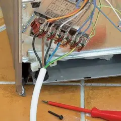 Anschlusskabel an einer Herdanschlussdose. Die Belegung der einzelnen Drähte ist hier gut zu erkennen, Werkzeug liegt bereit.