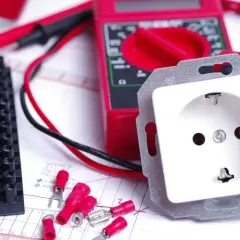 Werkzeug für elektrische Installationen: Steckdose, Multimeter für Iso-Messung, Klemmen und Kabel.