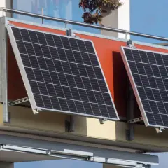 Zwei Solarmodule sind an einem Balkongeländer montiert, um ein Balkonkraftwerk effektiv zu nutzen.
