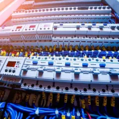 Elektrischer Schaltschrank mit vielen Sicherungen und digitalen Anzeigen. Die **afdd pflicht** sorgt für Sicherheit.
