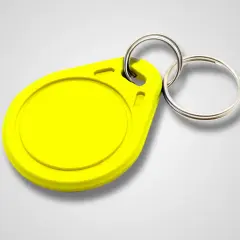 Gelber RFID-Schlüsselanhänger mit Chip, bereit zum Programmieren.
