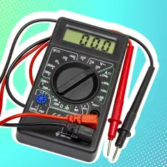 Digitales Multimeter mit roten und schwarzen Messleitungen, bereit, Ampere zu messen.