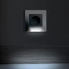 Moderne Steckdose mit integriertem Nachtlicht, die einen Abstand von 71 oder 72 cm zur Fußleiste hat.