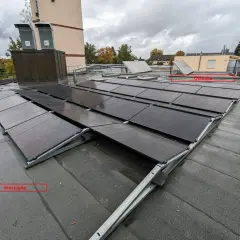 Flachdach mit Solarmodulen, aufgeteilt in Westseite und Ostseite für optimale Wechselrichter-Leistung.