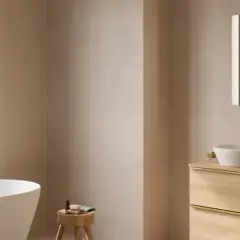 Modernes Badezimmer mit freistehender Wanne und Doppelwaschtisch. Die goldfarbene Armatur verspricht angenehme temperatur badezimmer.