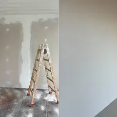 Vorher-Nachher-Vergleich: Gipskarton streichen ohne Tapete. Links unfertige Wand mit Leiter, rechts fertig gestrichene, glatte Wand.