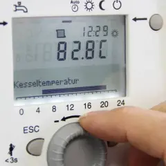 Regler an Heizungssteuerung wird eingestellt. Die Kesseltemperatur beträgt 82.8°C. Wann werden Heizungen angestellt?