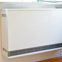 Eine weiße Nachtspeicherheizung an einer Wand. Möglicherweise bald ein Verbot für diese Heizungen.