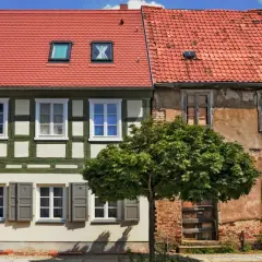 Renovierung eines Altbaus: Die Reihenfolge ist entscheidend. Links ein saniertes Fachwerkhaus, rechts ein verfallenes Gebäude.