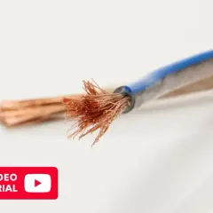 Ein Video-Tutorial zeigt, wie man einen Bananenstecker montiert. Abgebildet sind abisolierte Kabelenden.