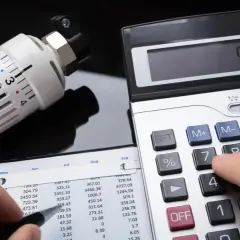 Heizkosten berechnen Mietwohnung: Thermostat, Tabelle und Taschenrechner zeigen, wie man die Kosten im Griff behält.