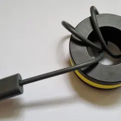 Ein USB-Kabel mit einem Ferritkern, der zur Entstörung an Kabeln angebracht wird.