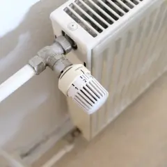 Heizkörperthermostat auf Stufe 2. Die Heizkosten sind doppelt so hoch wie im Vorjahr, was Sorgen bereitet.