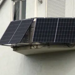 Zwei Balkonkraftwerke sind auf einem Balkon montiert. Die Frage, wie viele Balkonkraftwerke sind erlaubt, beschäftigt viele Hausbesitzer.