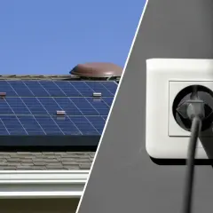 Solarpanels auf einem Dach und ein Stecker in einer Steckdose. Das Balkonkraftwerk speist nicht ein.