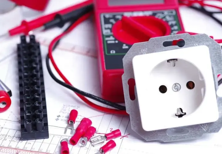 Werkzeug für elektrische Installationen: Steckdose, Multimeter für Iso-Messung, Klemmen und Kabel.