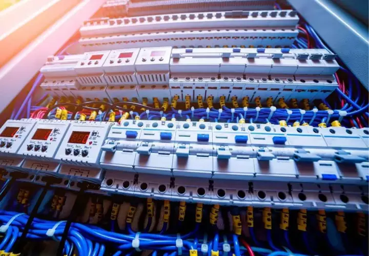 Elektrischer Schaltschrank mit vielen Sicherungen und digitalen Anzeigen. Die **afdd pflicht** sorgt für Sicherheit.