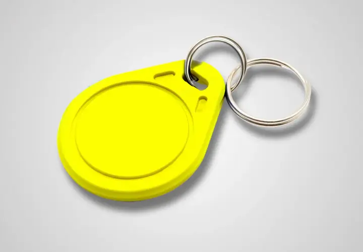 Gelber RFID-Schlüsselanhänger mit Chip, bereit zum Programmieren.