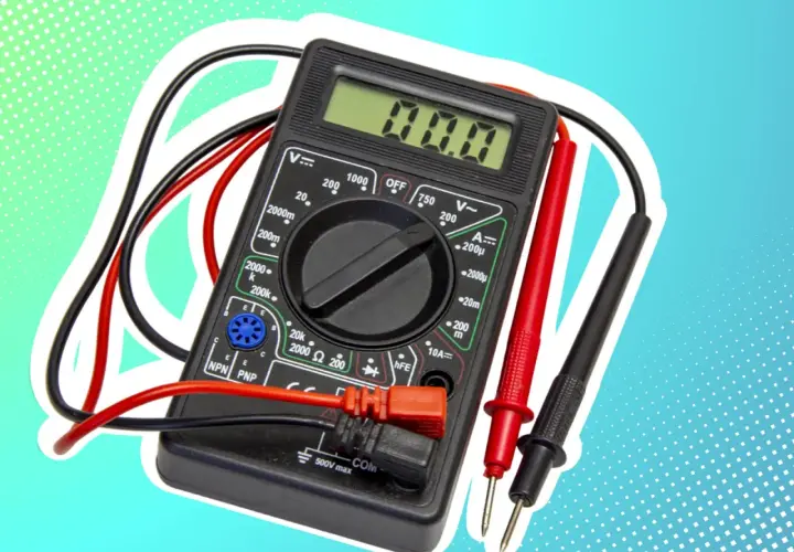 Digitales Multimeter mit roten und schwarzen Messleitungen, bereit, Ampere zu messen.