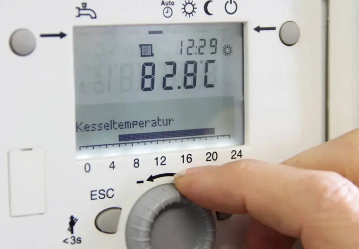 Regler an Heizungssteuerung wird eingestellt. Die Kesseltemperatur beträgt 82.8°C. Wann werden Heizungen angestellt?