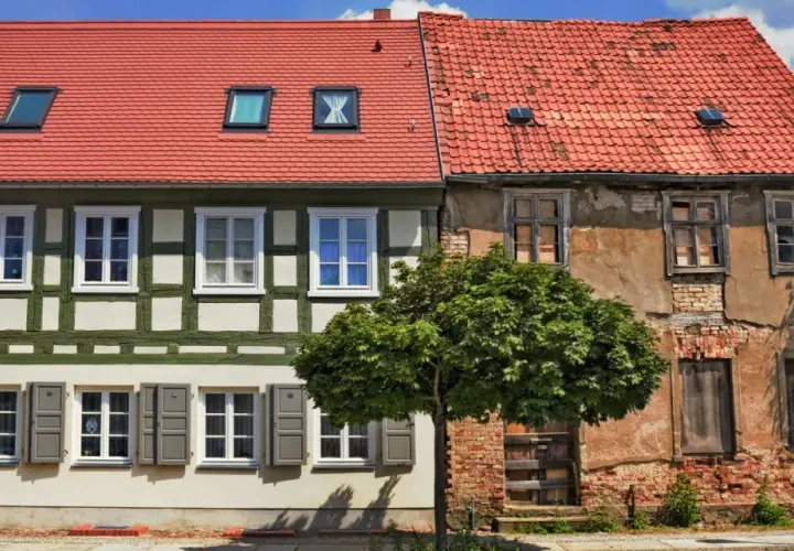 Renovierung eines Altbaus: Die Reihenfolge ist entscheidend. Links ein saniertes Fachwerkhaus, rechts ein verfallenes Gebäude.