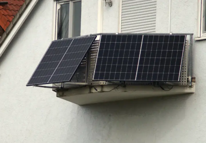 Zwei Balkonkraftwerke sind auf einem Balkon montiert. Die Frage, wie viele Balkonkraftwerke sind erlaubt, beschäftigt viele Hausbesitzer.