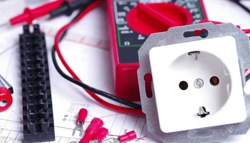 Werkzeug für elektrische Installationen: Steckdose, Multimeter für Iso-Messung, Klemmen und Kabel.