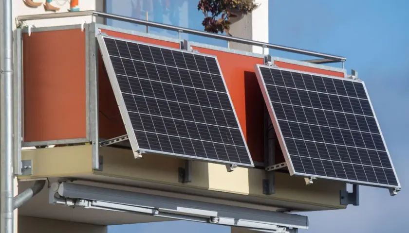 Zwei Solarmodule sind an einem Balkongeländer montiert, um ein Balkonkraftwerk effektiv zu nutzen.