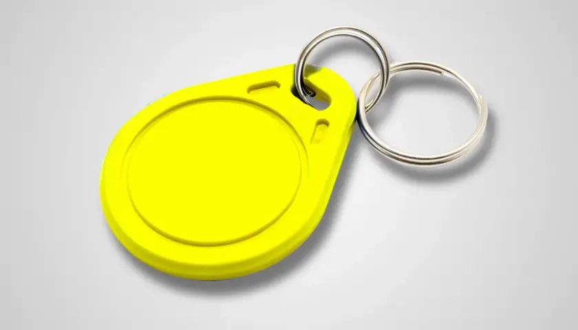 Gelber RFID-Schlüsselanhänger mit Chip, bereit zum Programmieren.