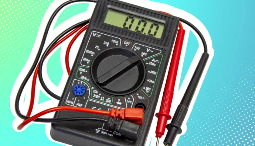 Digitales Multimeter mit roten und schwarzen Messleitungen, bereit, Ampere zu messen.