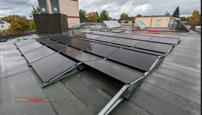 Flachdach mit Solarmodulen, aufgeteilt in Westseite und Ostseite für optimale Wechselrichter-Leistung.