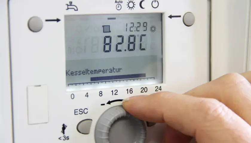 Regler an Heizungssteuerung wird eingestellt. Die Kesseltemperatur beträgt 82.8°C. Wann werden Heizungen angestellt?