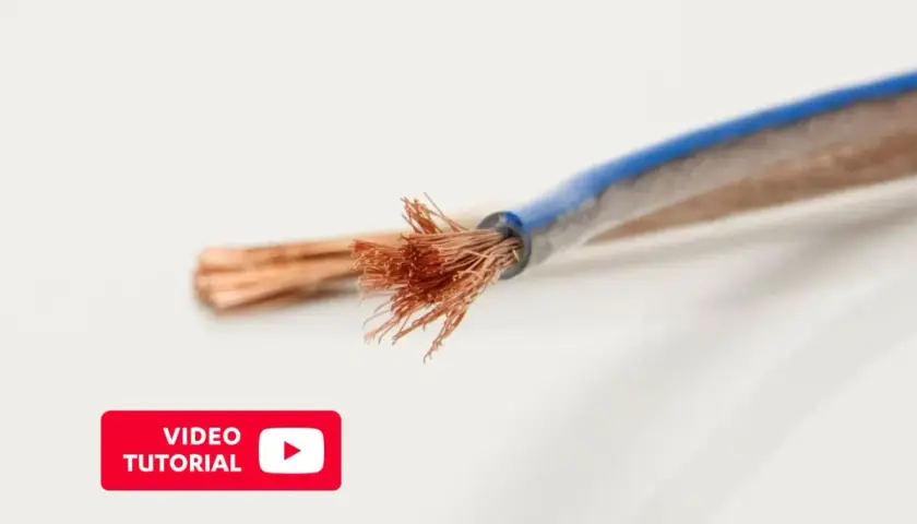 Ein Video-Tutorial zeigt, wie man einen Bananenstecker montiert. Abgebildet sind abisolierte Kabelenden.