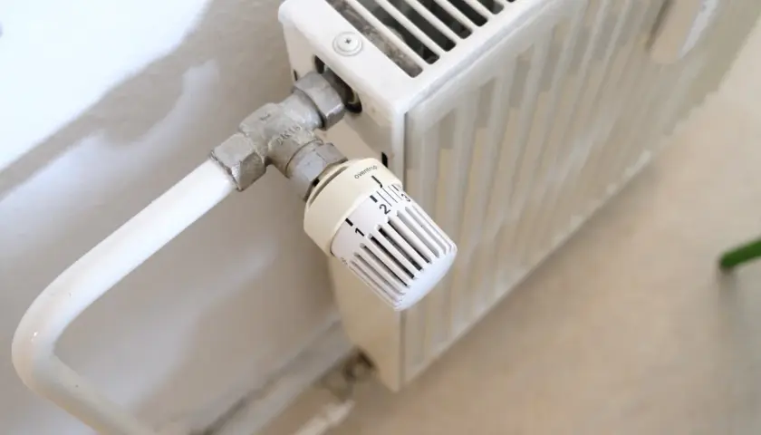 Heizkörperthermostat auf Stufe 2. Die Heizkosten sind doppelt so hoch wie im Vorjahr, was Sorgen bereitet.