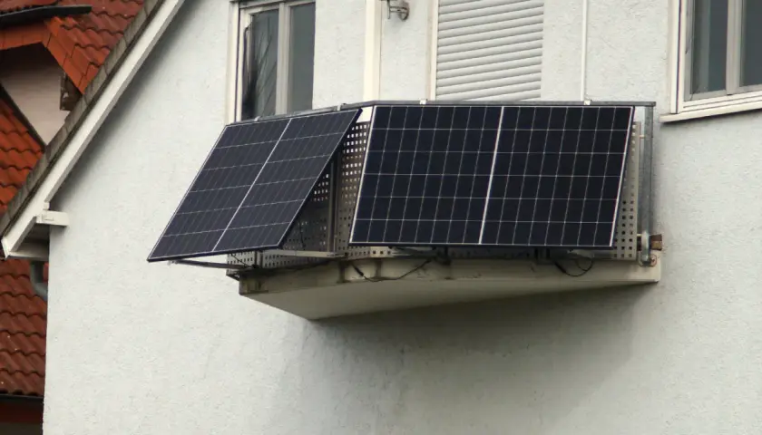 Zwei Balkonkraftwerke sind auf einem Balkon montiert. Die Frage, wie viele Balkonkraftwerke sind erlaubt, beschäftigt viele Hausbesitzer.