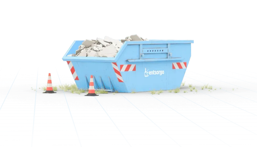 Blauer Container mit Bauschutt, bereit für die Entsorgung von Rigipsplatten. Absperrkegel sichern die Baustelle.