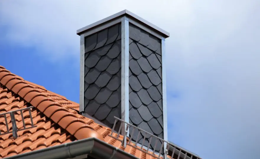 Schornstein verkleiden - Materialien, Abstände und Brandschutz