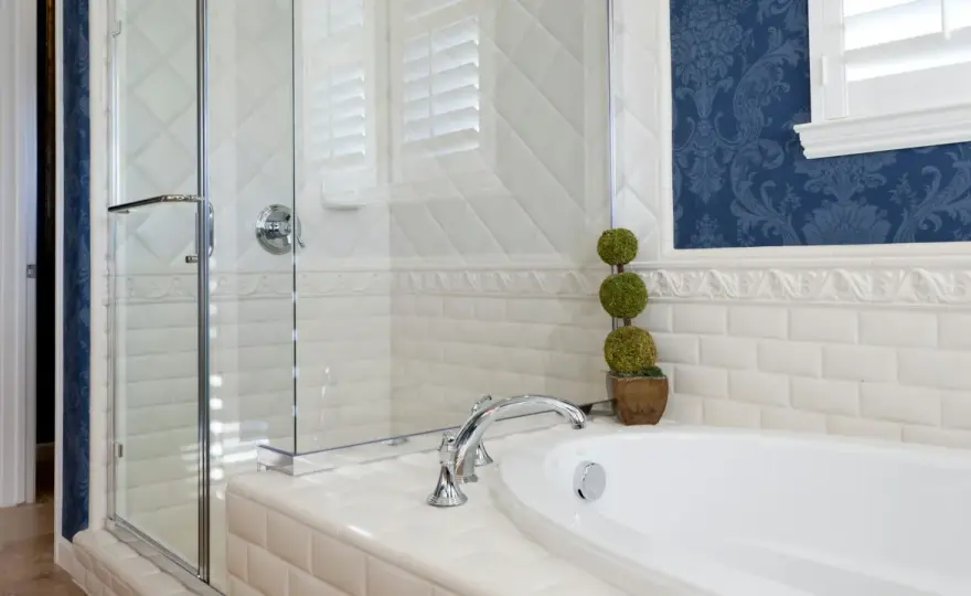 Tapete im Badezimmer richtig auswählen und anbringen