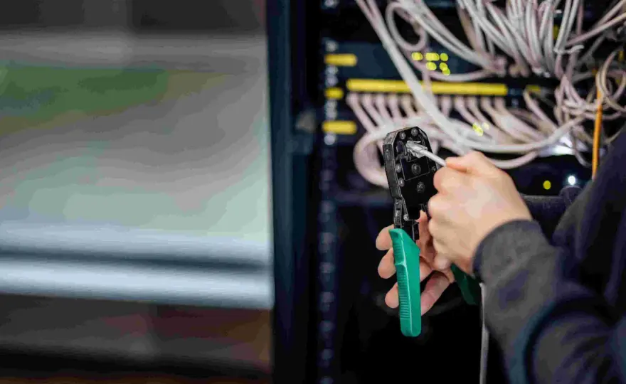 MC4-Stecker crimpen - so gelingt die sichere Verbindung