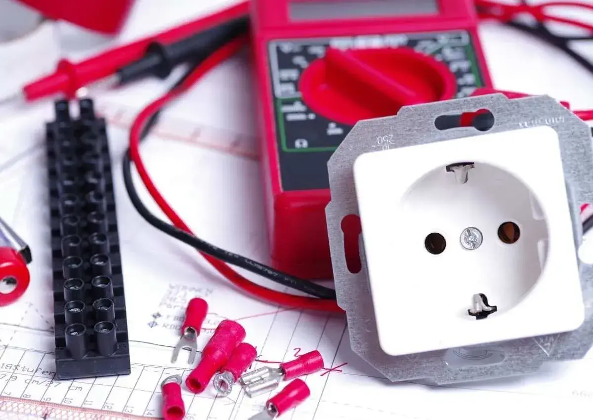 Werkzeug für elektrische Installationen: Steckdose, Multimeter für Iso-Messung, Klemmen und Kabel.