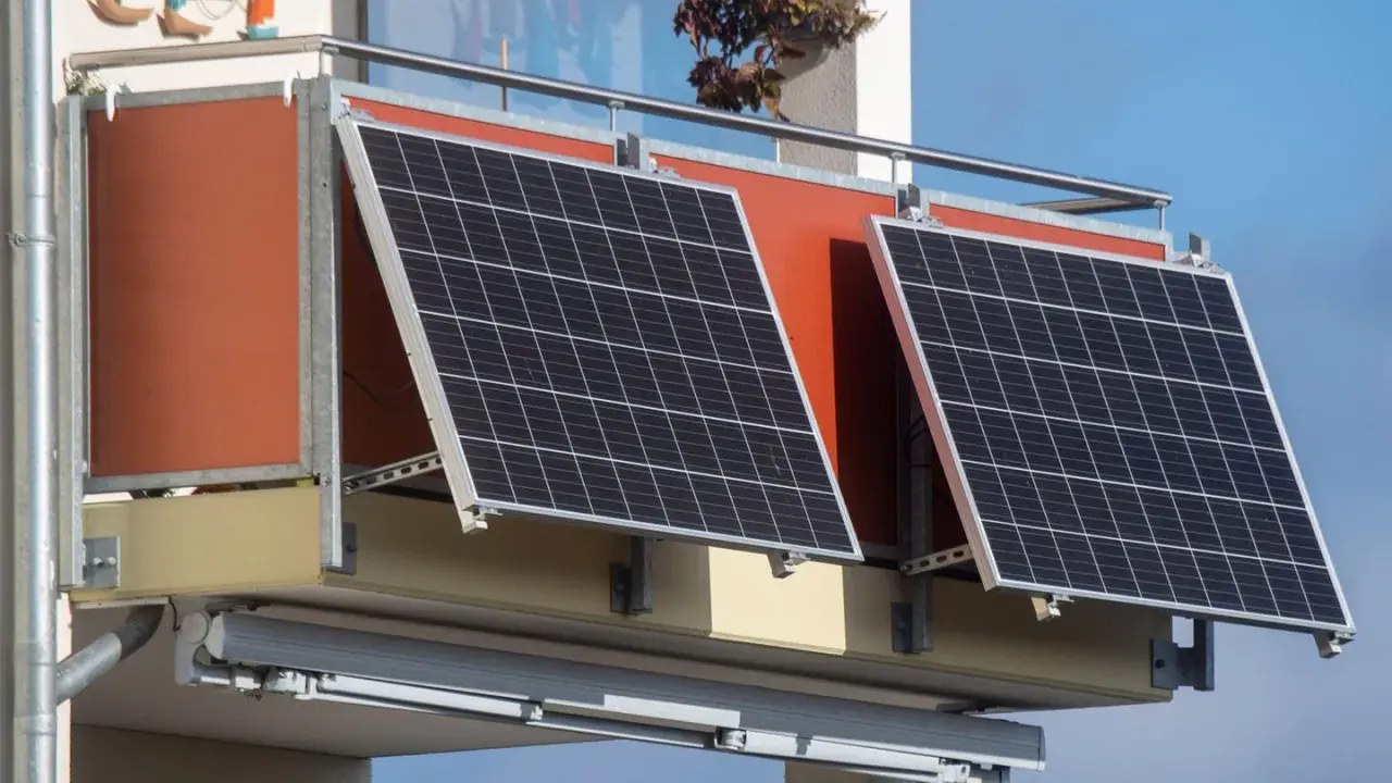 Zwei Solarmodule sind an einem Balkongeländer montiert, um ein Balkonkraftwerk effektiv zu nutzen.