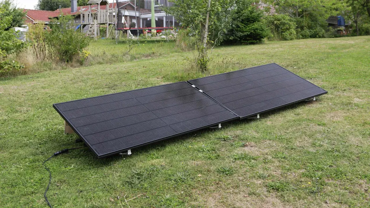 Zwei schwarze Solarmodule liegen auf einer grünen Wiese. Sie sind für ein Balkonkraftwerk gedacht und fragen sich, wie viel Watt sie haben dürfen.