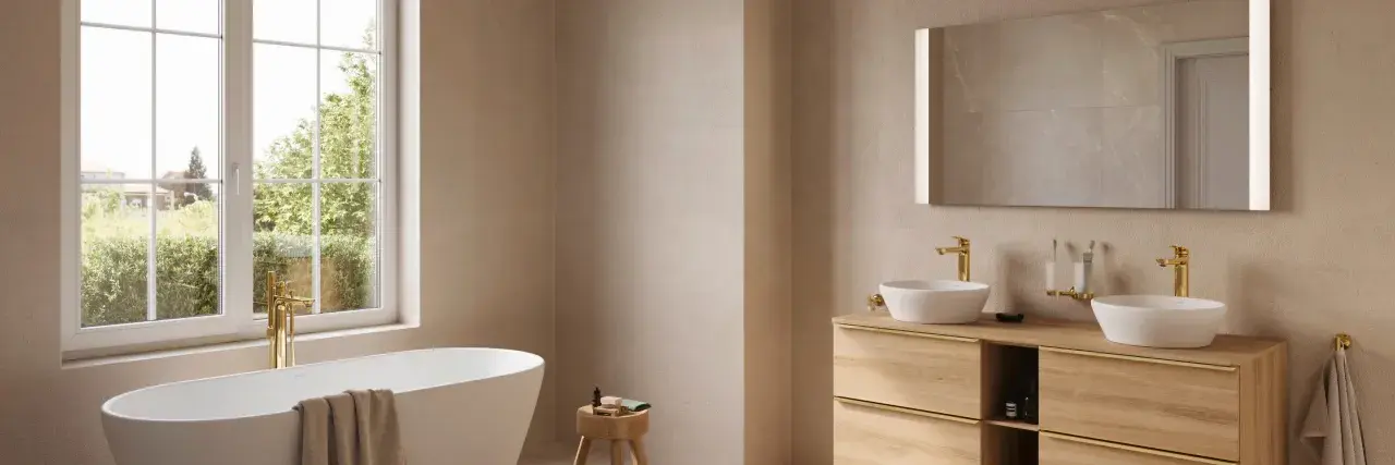 Modernes Badezimmer mit freistehender Wanne und Doppelwaschtisch. Die goldfarbene Armatur verspricht angenehme temperatur badezimmer.