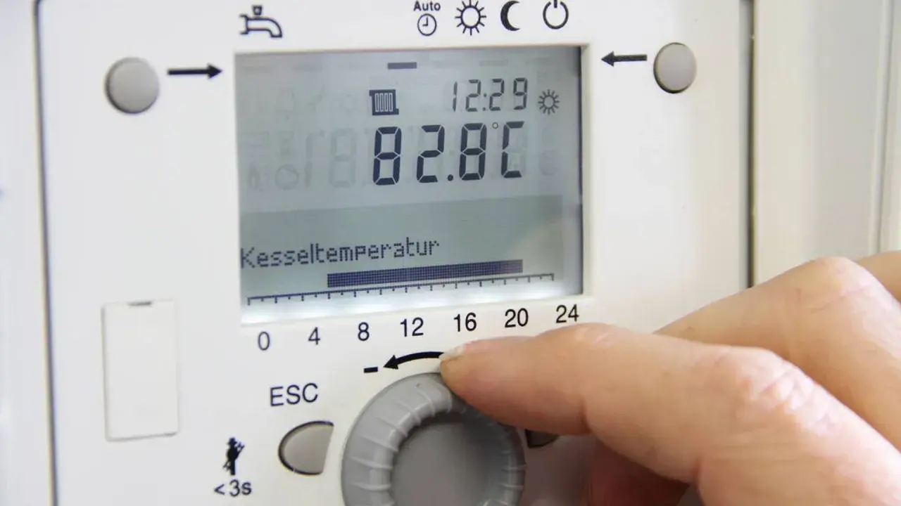 Regler an Heizungssteuerung wird eingestellt. Die Kesseltemperatur beträgt 82.8°C. Wann werden Heizungen angestellt?