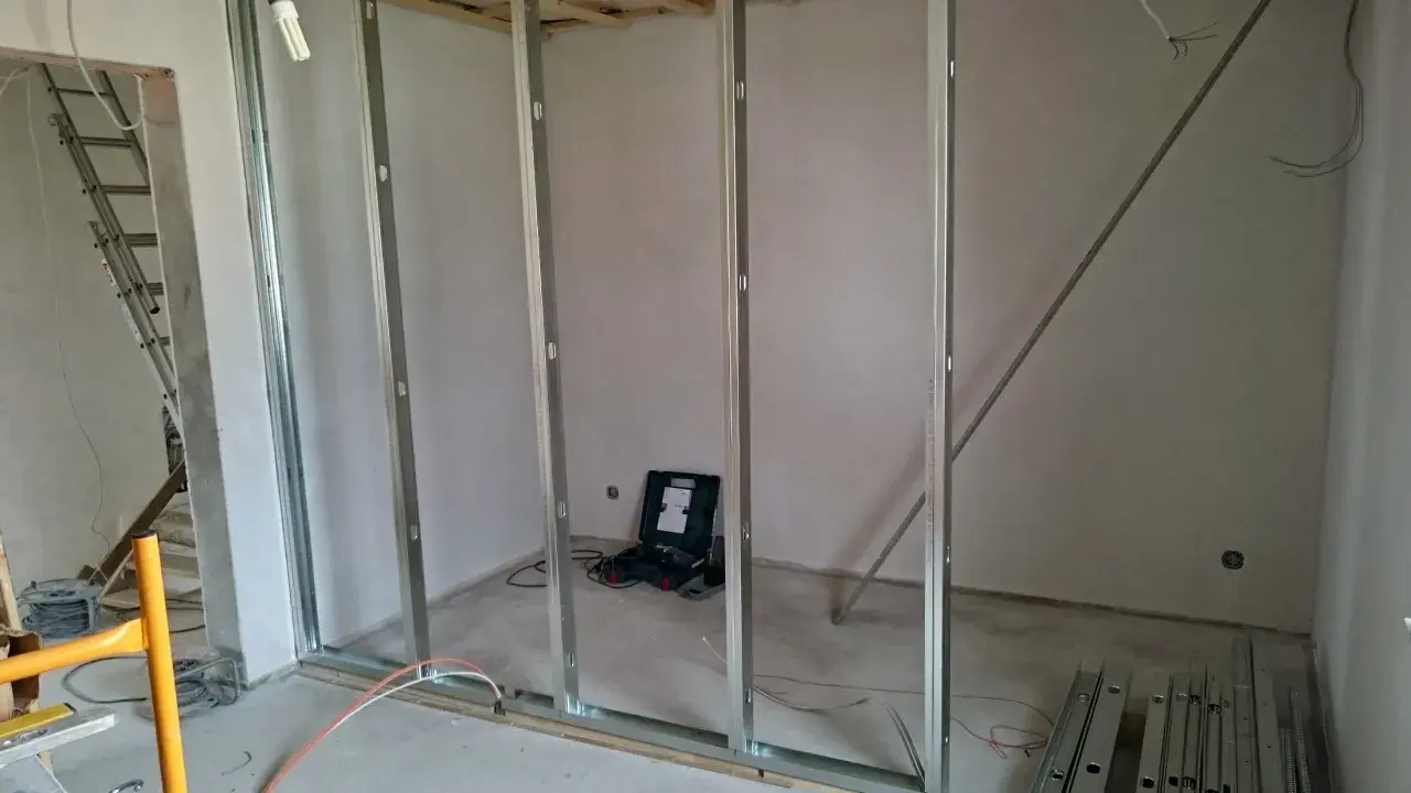 Metallständerwerk für Trockenbau, bereit für Elektroinstallation. Vorschriften werden beachtet. Werkzeug und Materialien liegen bereit.