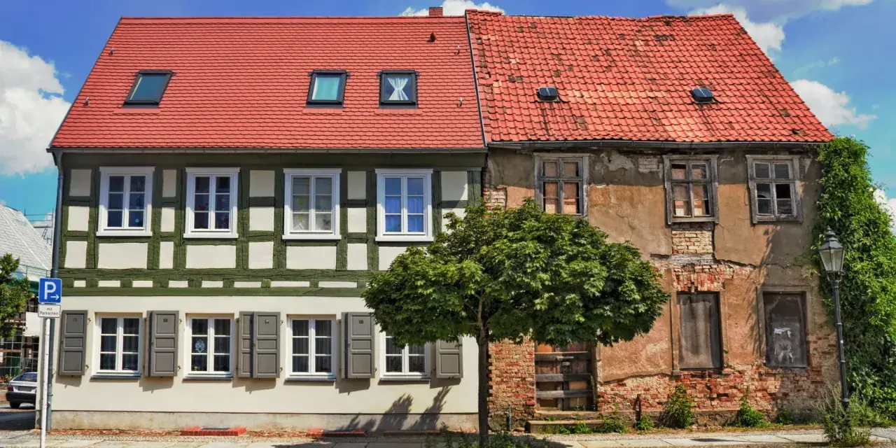 Renovierung eines Altbaus: Die Reihenfolge ist entscheidend. Links ein saniertes Fachwerkhaus, rechts ein verfallenes Gebäude.
