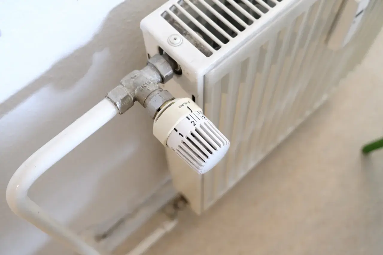 Heizkörperthermostat auf Stufe 2. Die Heizkosten sind doppelt so hoch wie im Vorjahr, was Sorgen bereitet.