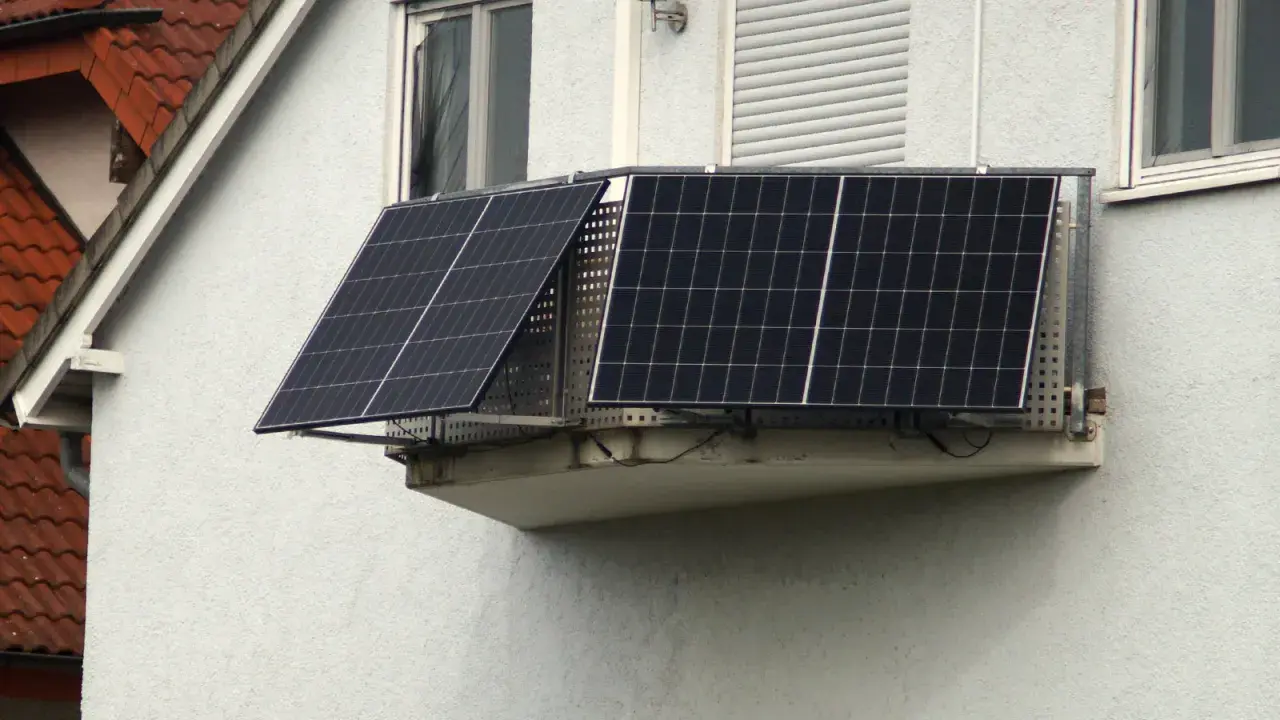 Zwei Balkonkraftwerke sind auf einem Balkon montiert. Die Frage, wie viele Balkonkraftwerke sind erlaubt, beschäftigt viele Hausbesitzer.