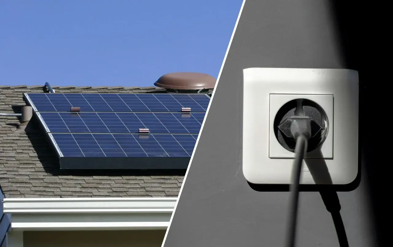 Solarpanels auf einem Dach und ein Stecker in einer Steckdose. Das Balkonkraftwerk speist nicht ein.
